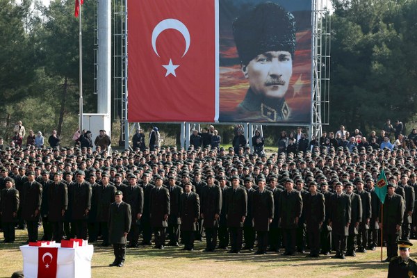 2 Bin 715 Kursiyer Mezun Oldu Törende, 2.715 kursiyer mezuniyet belgelerini aldı. Dönem birincisi olan Tank Astsubay Çavuş Kader Ölmez’e belgesini, Bakan Yaşar Güler takdim etti. Mezuniyet töreni, kursiyerlerin aileleri ve üst düzey askeri yetkililerin katılımıyla coşkulu bir şekilde gerçekleşti.