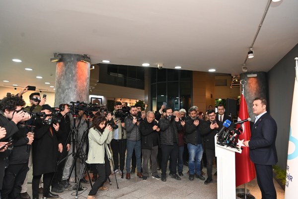 Balıkesir Büyükşehir Belediye Başkanı Ahmet Akın, Ramazan ayında 400 bin kişiye iftar verecek. “Yoksulluğu yönetmeyeceğiz, yoksulluğu bitireceğiz” diyen Akın, Ramazan boyunca hem merkezde hem de 20 ilçede iftar sofraları kuracak. Ayrıca, Fırıntaş büfelerinde satılacak 350 gram Ramazan pidesinin fiyatı 15 TL olarak belirlendi.