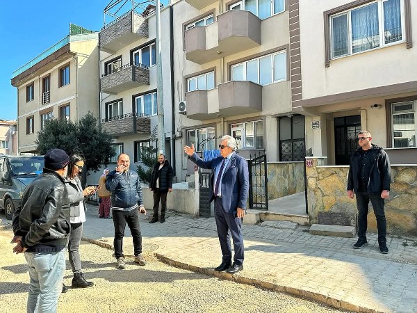 Bandırma’da Çalışmalar Hızla Devam EdiyorBandırma Belediyesi, kentin farklı noktalarında yürüttüğü çalışmalara hız kesmeden devam ediyor. Mahallelerdeki parke taşı döşeme işlemleri, Barış Manço Kültür Merkezi’ndeki tadilat çalışmaları ve mezarlık alanındaki düzenlemeler titizlikle sürdürülüyor.