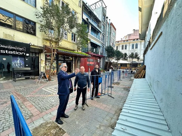 Bandırma’da Çalışmalar Hızla Devam Ediyor Bandırma Belediyesi, kentin farklı noktalarında yürüttüğü çalışmalara hız kesmeden devam ediyor. Mahallelerdeki parke taşı döşeme işlemleri, Barış Manço Kültür Merkezi’ndeki tadilat çalışmaları ve mezarlık alanındaki düzenlemeler titizlikle sürdürülüyor.
