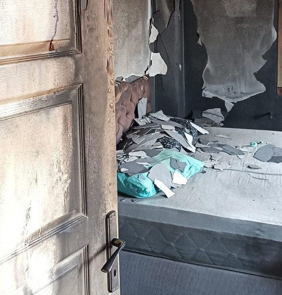 Balıkesir’in Ayvalık ilçesine bağlı Altınova Mahallesi’nde bir apartmanın dördüncü katındaki dairede yangın çıktı. Yangının, elektrik kontağından kaynaklandığı düşünülüyor. Olay, İnönü Caddesi 702. Sokak’ta meydana geldi.