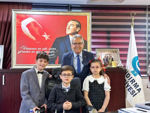 23 Nisan Geleneği; Başkanlık Koltuğu Çocuklara Emanet Edildi (1)