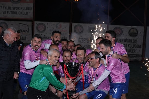 BANDIRMA BELEDİYESİ FUTBOL TAKIMI ŞİRKETLER LİGİ'NDE TARİH YAZDI (1)