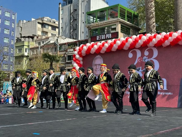 BANDIRMA CUMHURİYET MEYDANI’NDA 23 NİSAN COŞKUSU! (1)