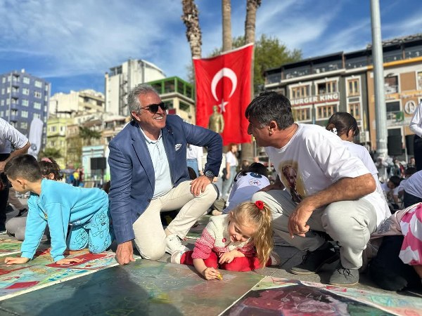 BANDIRMA’DA SANATLA TARİHE YOLCULUK ATATÜRK PORTRESİ İÇİN DEV PUZZLE ETKİNLİĞİ CUMHURİYET MEYDANI’NI RENKLENDİRDİ (3)