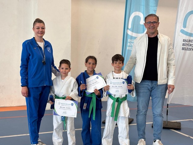 49 sporcu judo kuşak sınavını başarıyla geçti (1)