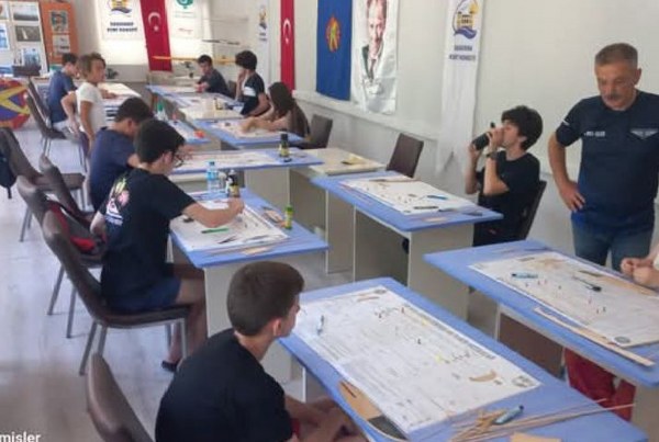 Bandırma’da çocuklara model uçakla havacılık eğitimi