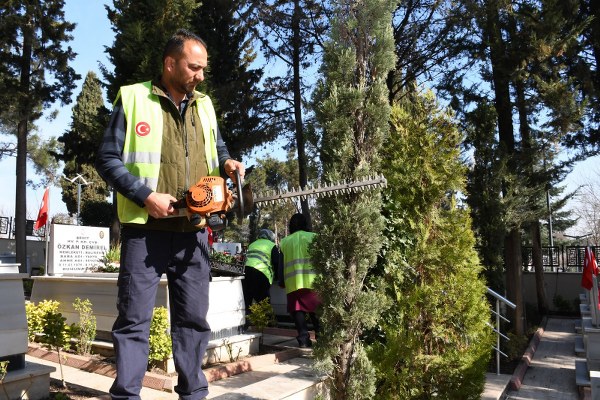 Büyükşehirden şehitliklere detaylı bakım