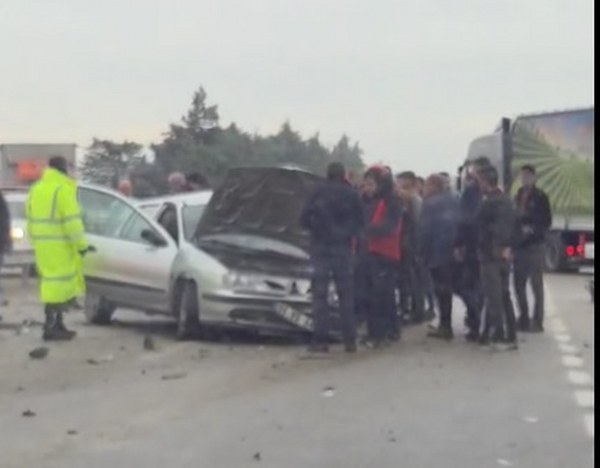 Balıkesir’de polis aracı otomobille çarpıştı 3 kişi yaralandı