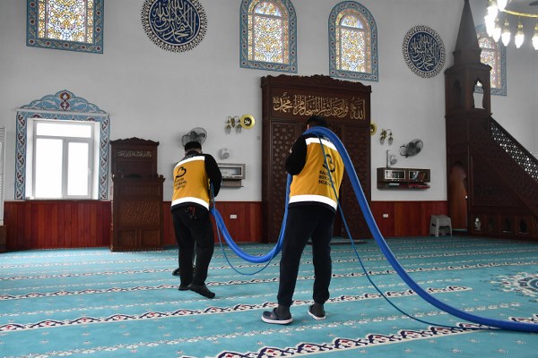 Balıkesir Büyükşehir Belediyesi’nden camilerde gül kokulu temizlik