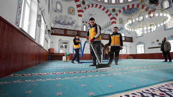 Balıkesir Büyükşehir Belediyesi’nden camilerde gül kokulu temizlik
