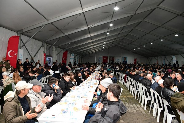 Büyükşehir ilk iftarını vatandaşlarla yaptı
