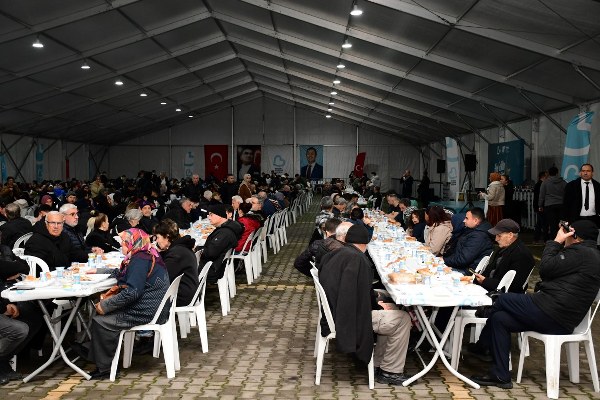 Büyükşehir ilk iftarını vatandaşlarla yaptı