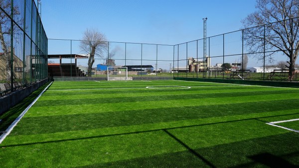 Balıkesir'de kırsal mahallelere yeni halı sahalar yapılıyor