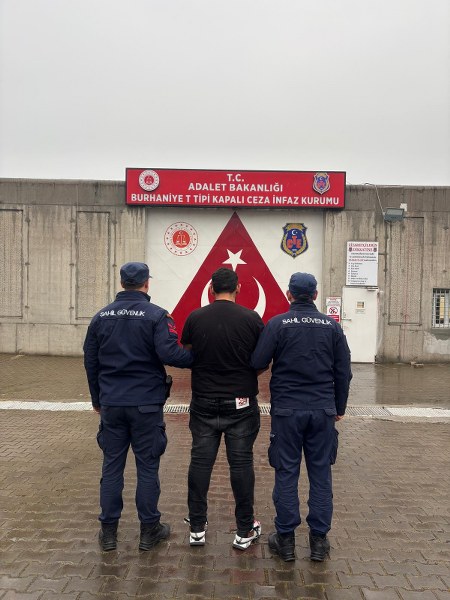 Göçmen kaçakçısı denizde yakalandı