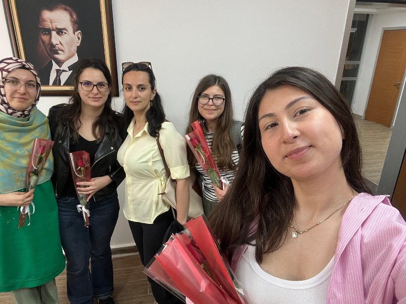 Akademik Birikim Kampüse Taşındı Kadın Personele Gül Hediyesi