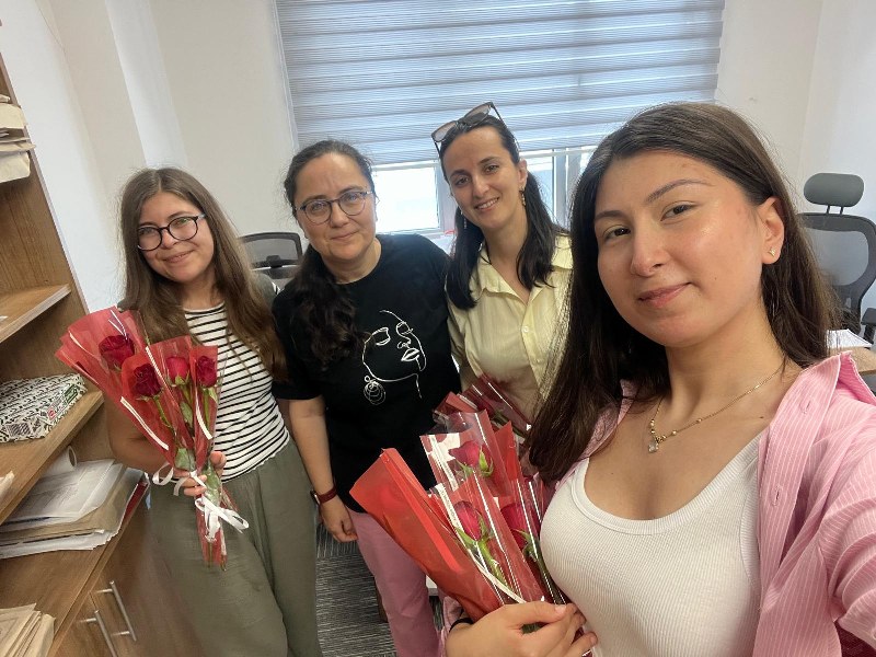 Akademik Birikim Kampüse Taşındı Kadın Personele Gül Hediyesi