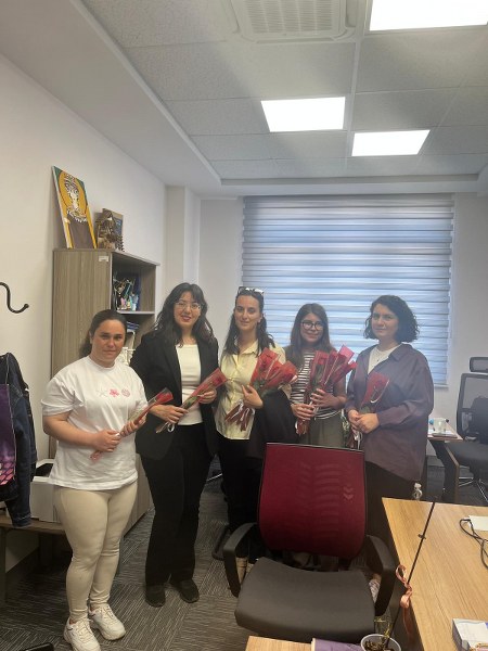 Akademik Birikim Kampüse Taşındı Kadın Personele Gül Hediyesi