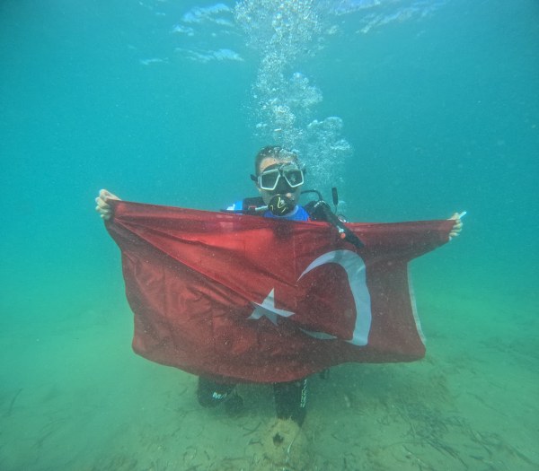 Akın, gençlerle birlikte 19 Mayıs Ruhunu Deniz Altına Taşıdı