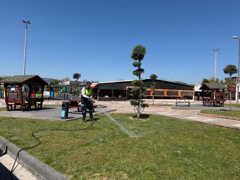 Büyükşehir Belediyesi Bandırma’da Haşereyle Mücadele ediyor