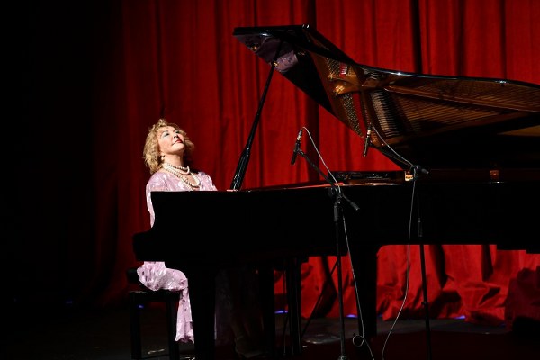 Dünyaca ünlü piyanist Gülsin Onay, Balıkesir’de sahne aldı