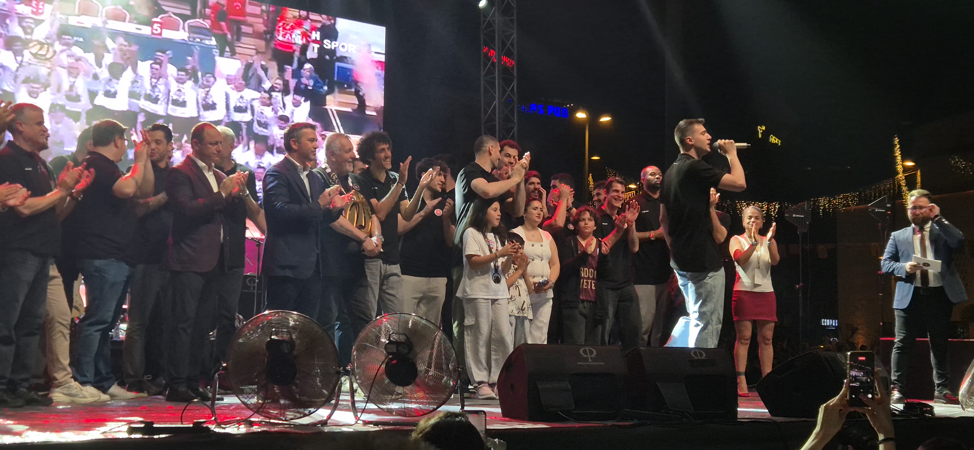 Bandırma Bordo Basketbol Kupayı Cumhuriyet Meydanı’nda Kaldırdı